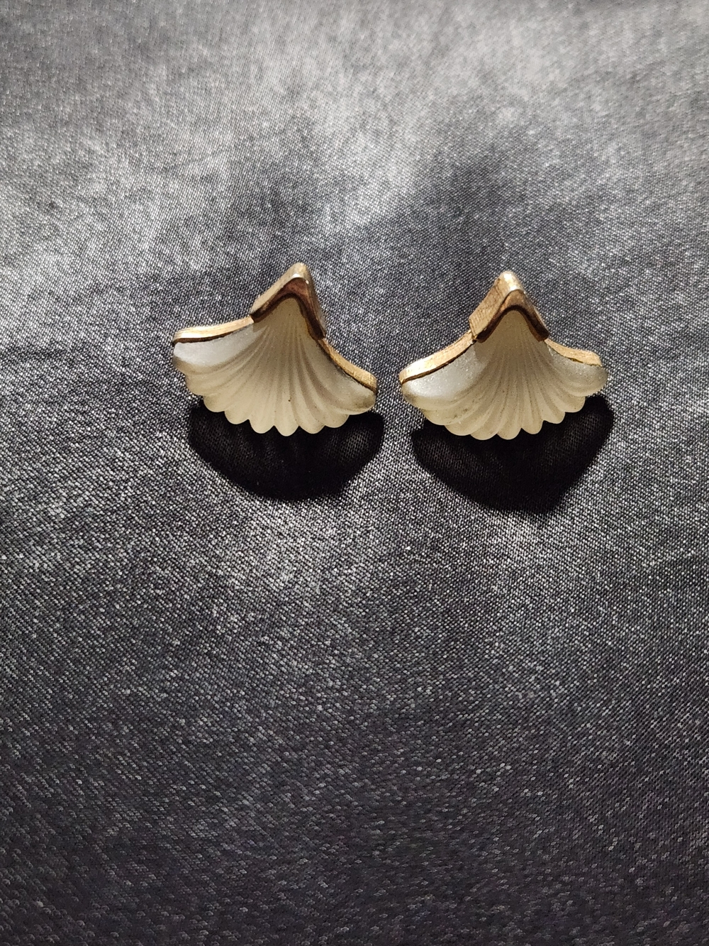 Vintage RARE Whiting And Davis Frosted Glass Cream Shell Fan Stud Earrings